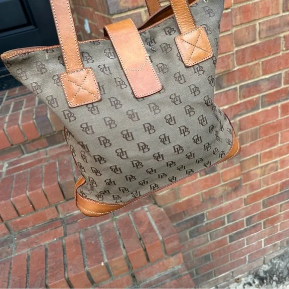 Dooney & Bourke canvas and leather signature shoulder bag - Picture 9 of 16